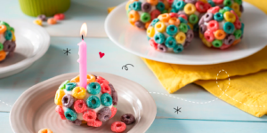 helado con aritos de cereal colorido