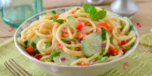 ensalada refrescante para el verano con pasta y pepino