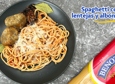 Spaguetti Rojos con Albóndigas de lentejas